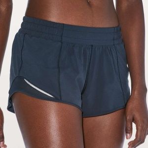 Lululemon Hotty Hot Short II 2.5" (size 2)
